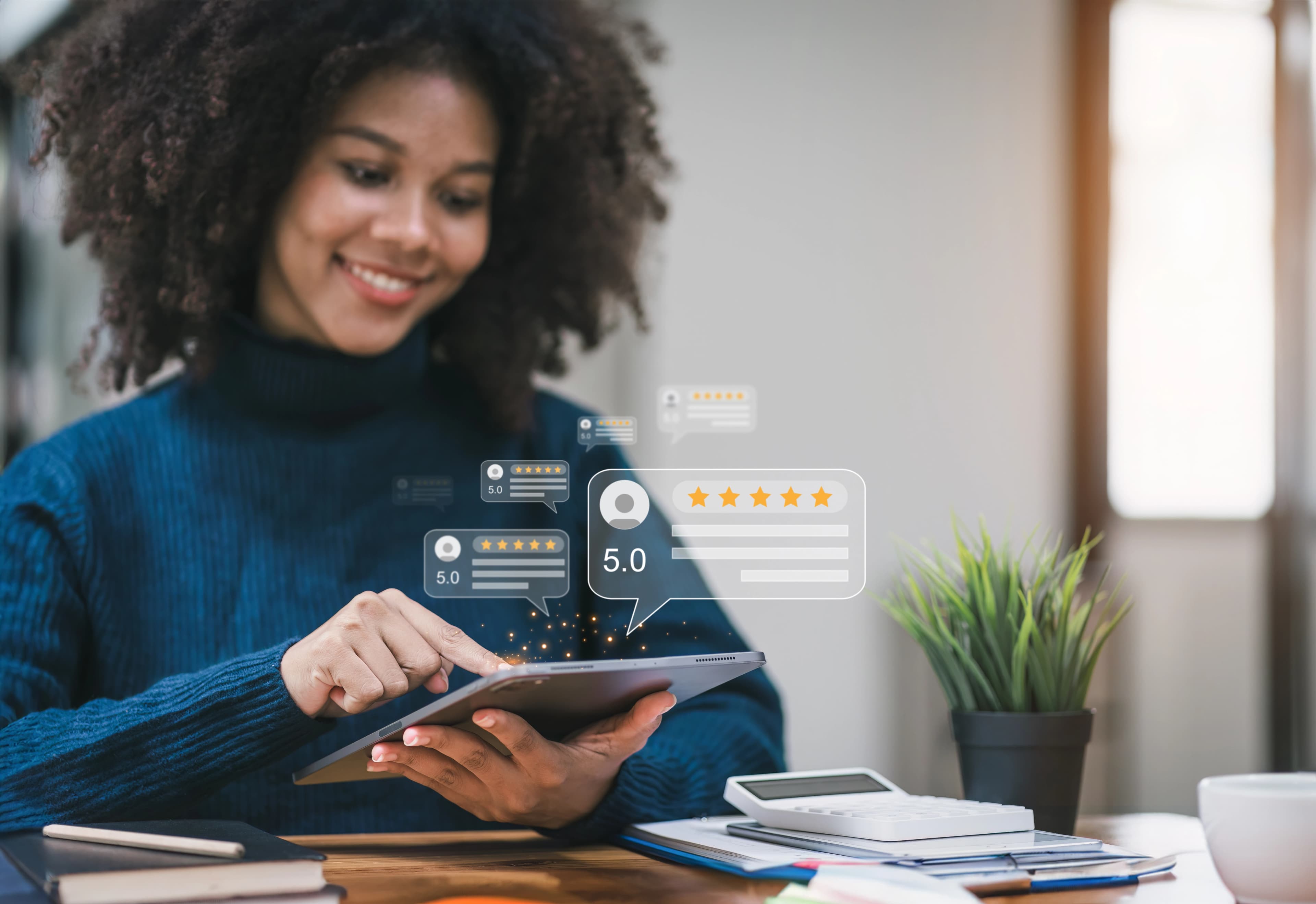 Mulher sorridente utilizando um tablet para dar feedback digital com avaliações de cinco estrelas, representando a importância do feedback do usuário no design de UX/UI.