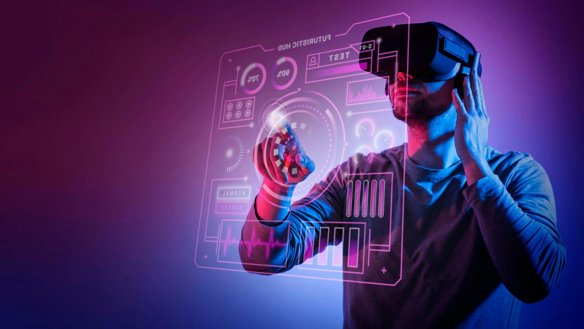 Imagem de um homem utilizando óculos de realidade virtual, uma das maiores tendências de tecnologia.